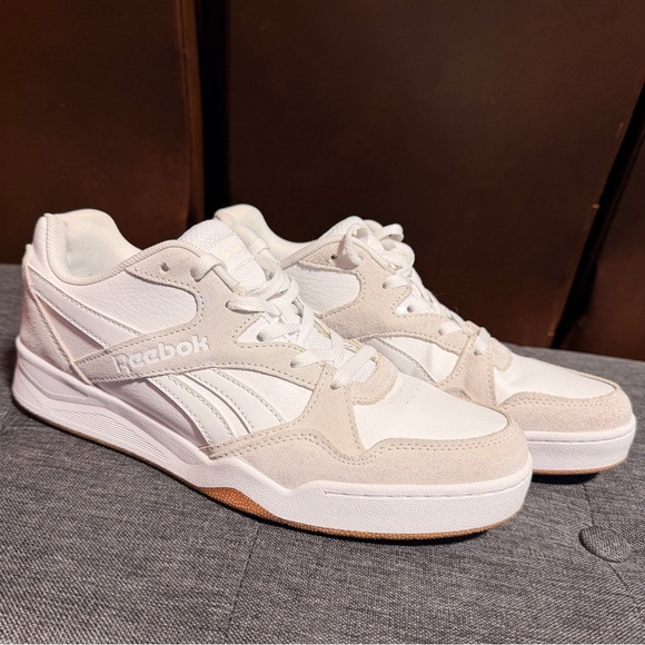 Reebok Shoes - Sale🔥 Reebok White and Beige Low-Top Sneakers